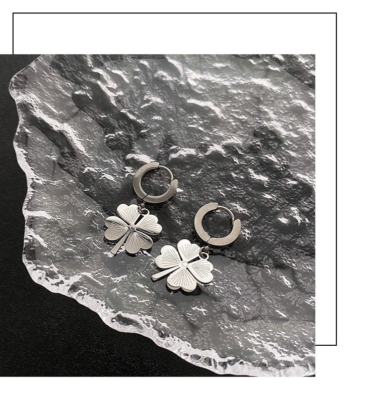 Four Leaf Clover Pattern Women'S Gender Fashion Four Leaf Clover Titanium Steel Plating Drop Earrings 1 Pair