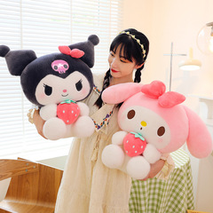 新型のかわいいイチゴの美楽ティのクロミのぬいぐるみのクロスボーダーのぬいぐるみの子供の女の子の人形は枕を抱いています。