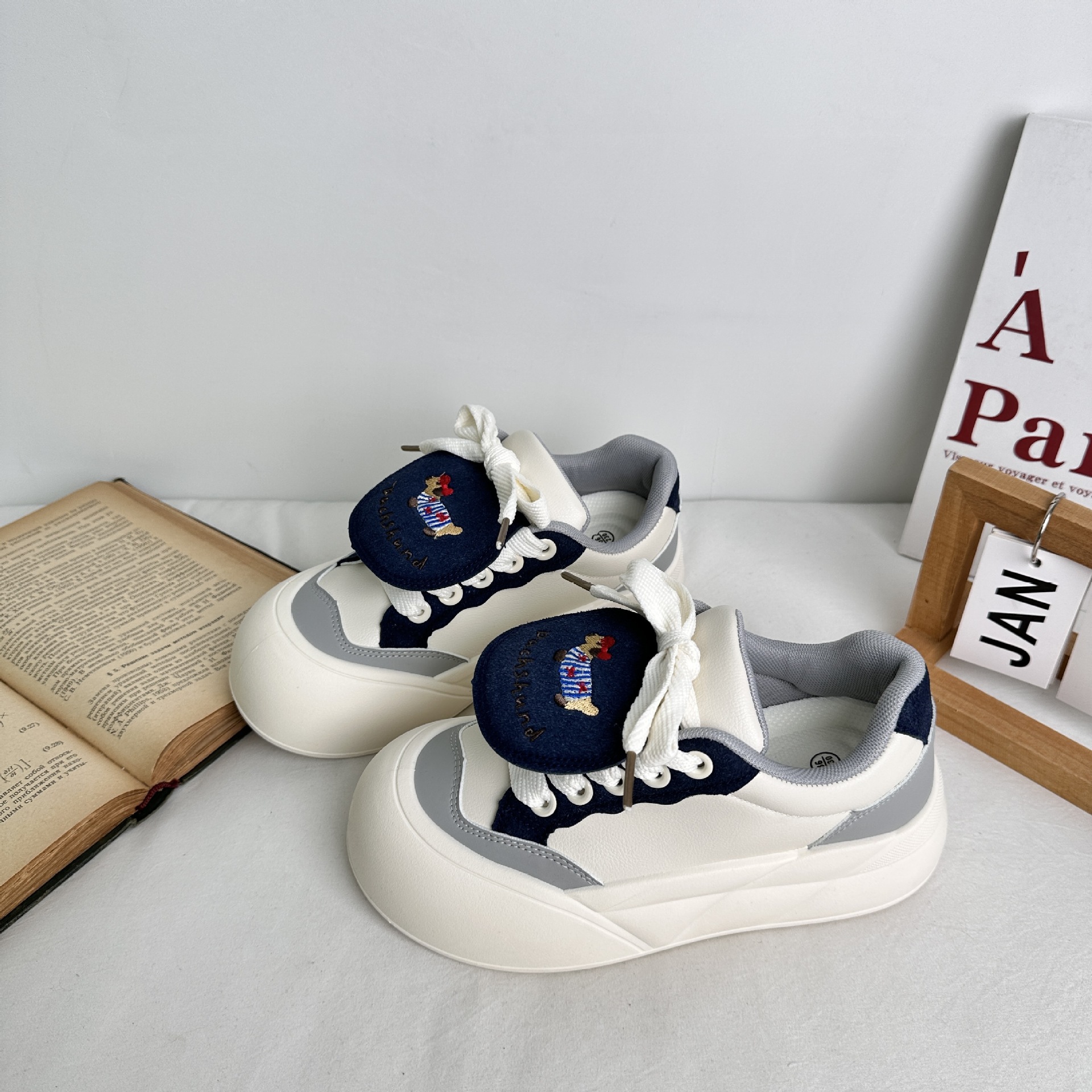 Yuanbo 2025 primavera suela gruesa zapatos de tabla de cabeza grande estudiantes zapatos de lona coreanos de todo fósforo estilo de Hong Kong zapatos de mujer de moda image 4