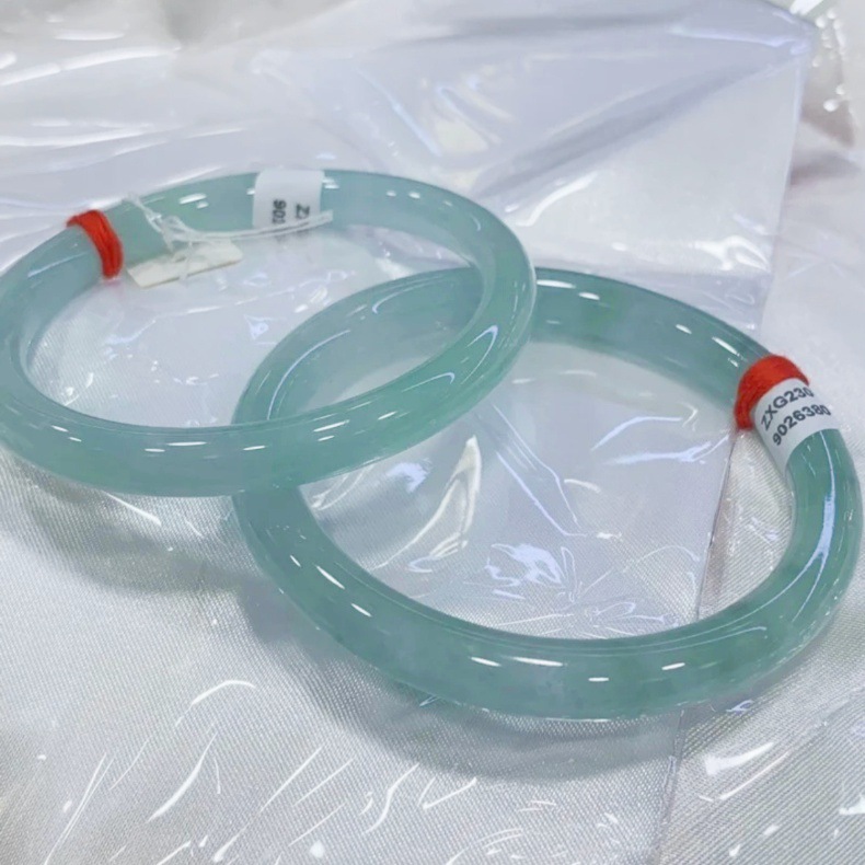 Vòng tay ngọc bích Miến Điện cao cấp, nước xanh băng, dáng dải tròn mỏng, có giấy chứng nhận chi tiết 3
