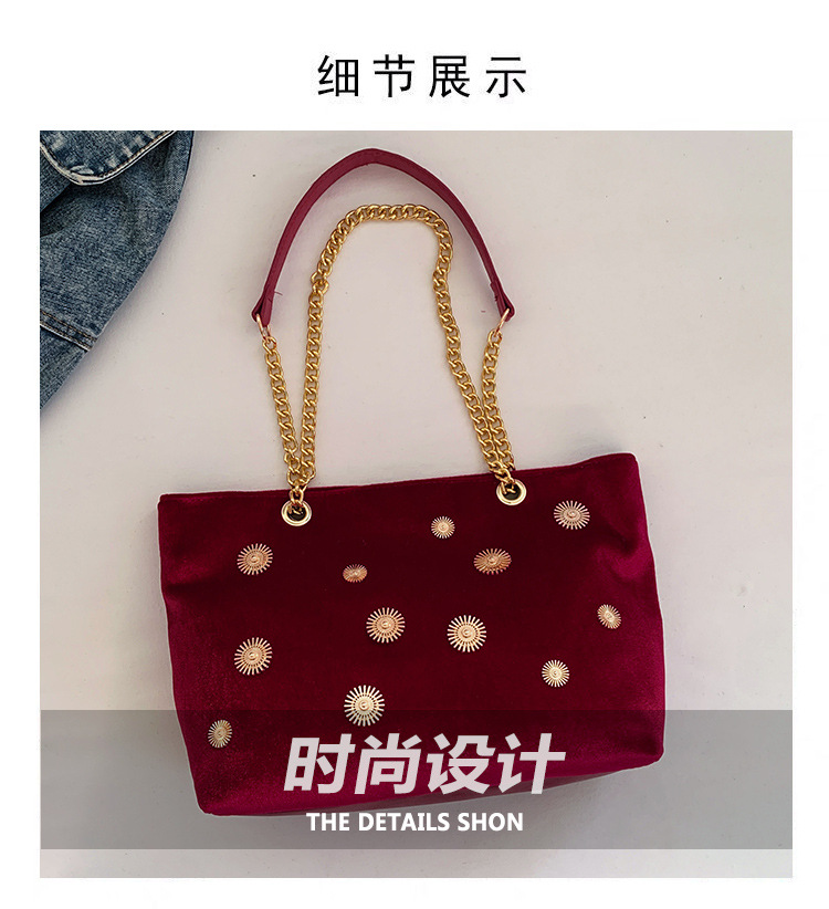 High-end and personalized hardware single-shoulder bag for women, new autumn 2024 collection, velvet chain handbag, stylish tote bag Application Scenario
