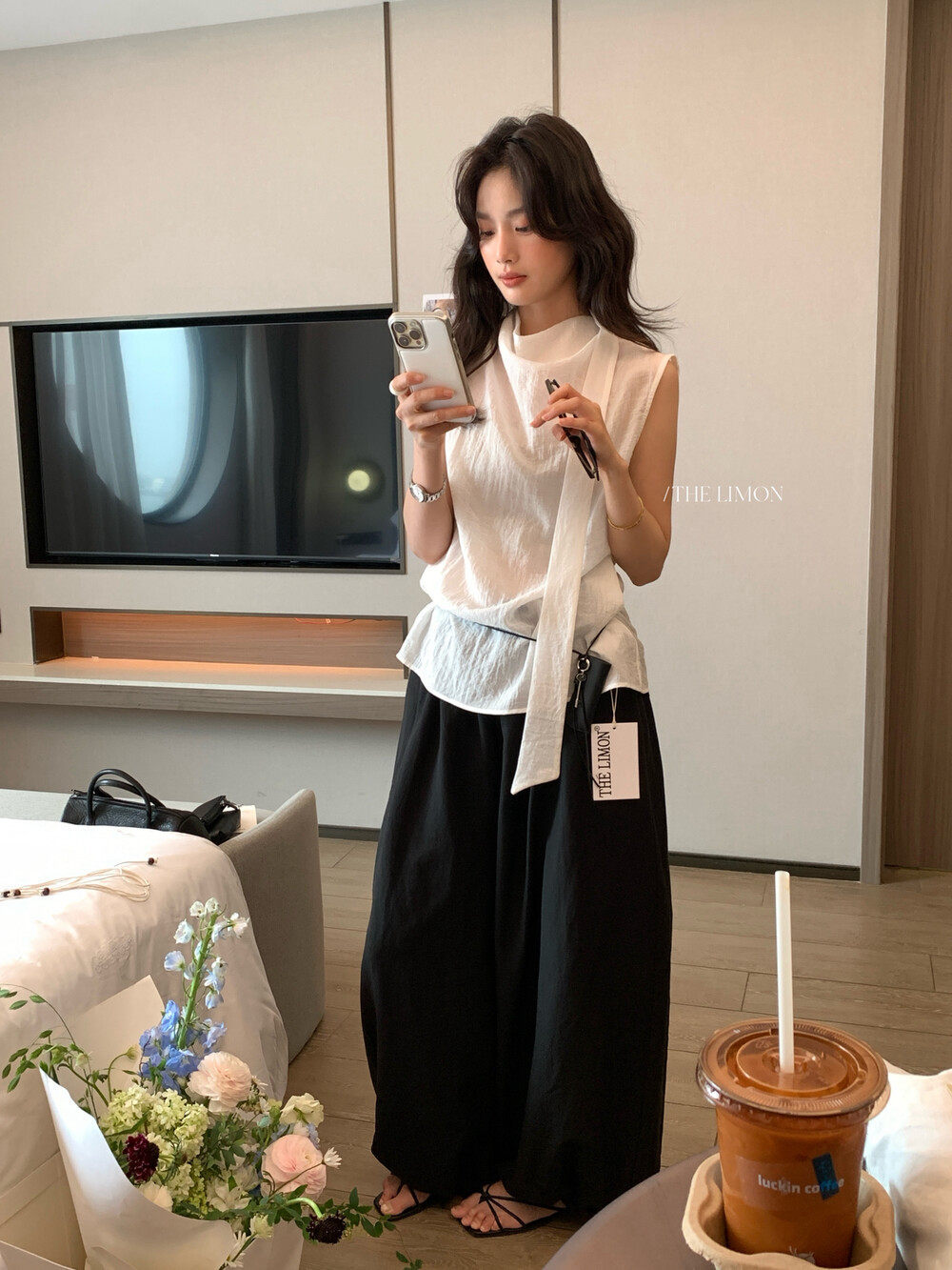 Áo hai dây nữ phong cách Hàn Quốc chất liệu satin tay không cổ chữ V — Xanh đen, màu trắng, màu xám chi tiết 30