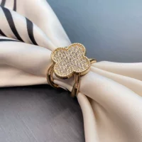 Корейская модная экологически чистая брошь с цветком из сплава, модная пряжка для шарфа с четырьмя листами клевера и стразами, новый стиль