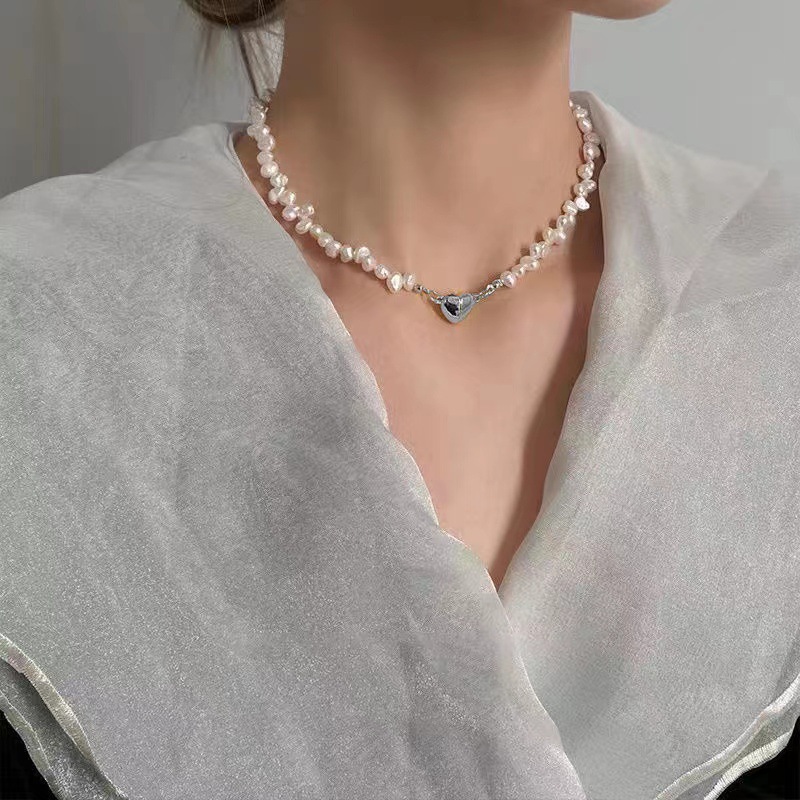 Colar choker de pérolas barrocas com pingente dourado_voghion.com