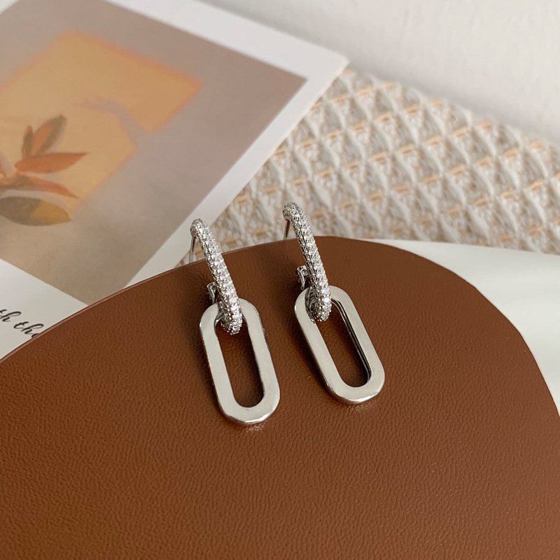 Orecchini pendenti a catena con zirconi incastonati per donna_voghion.com