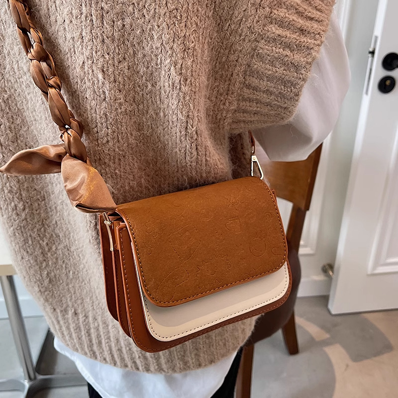 Borsa a tracolla da donna in materiale opaco elegante versatile_voghion.com