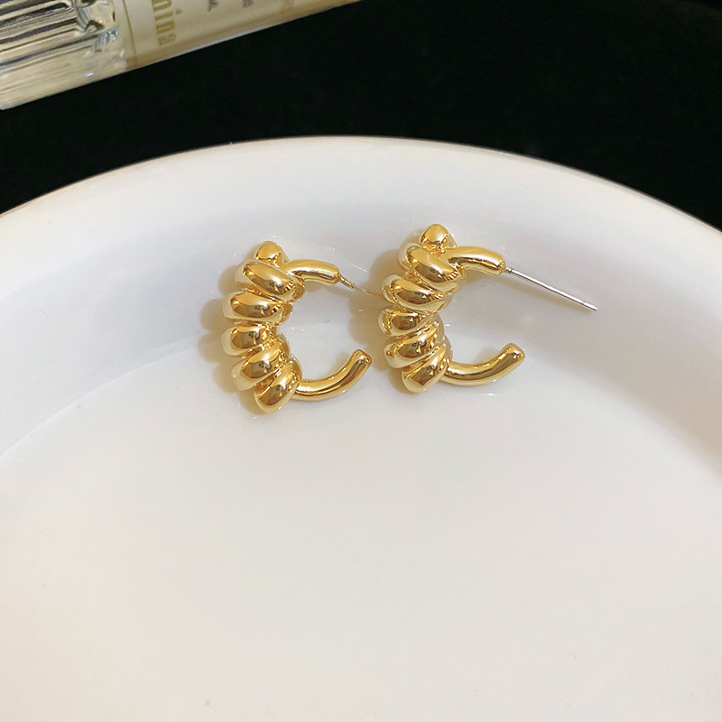 Pendientes de perlas asimétricas con cuernos de diamantes súper parpadeantes de plata Pendientes de nicho de viento frío femenino Pendientes de lujo ligero de alta calidad