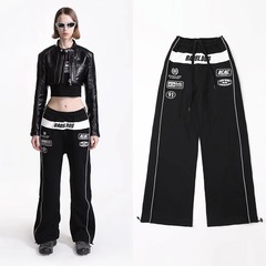 Badblood女性はゆったりとしていて、色とりどりの刺繍をしています。
