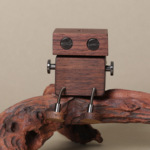 车载香薰香水香氛木制汽车出风口摆件实木扩香器抖腿木头人装饰