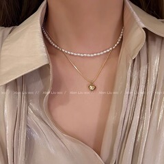 二重の小さい米の粒の真珠の金属のネックレスの女性の軽くて豪華な大衆の高級感の畳は気質の鎖の鎖の首のチェーンの装飾を持ちます。