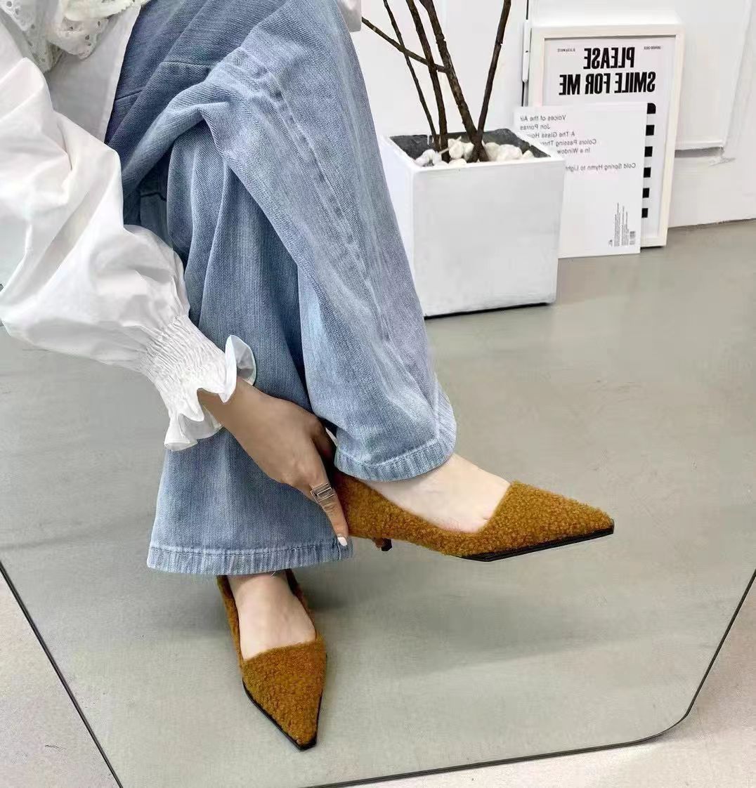 2024 autunno e inverno nuova moda versatile scarpe singole imbottite con bocca superficiale rete rossa a punta tacco basso fine con scarpe di lana_voghion.com