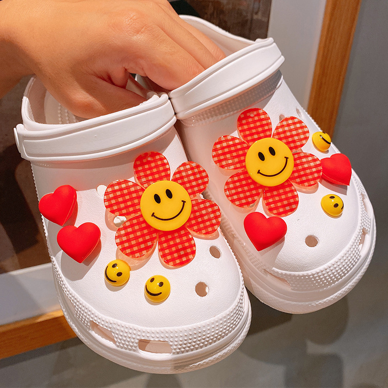 【売れ筋商品入荷】バズ・ライトイヤー ストロベリーベア 多用途 DIY アクセサリー 装飾 取り外し可能なホールシューズ バックル 靴の花|undefined