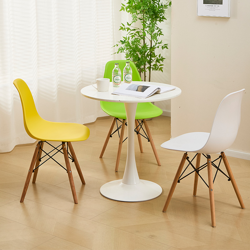 Sillas de plástico de piernas de madera de color sillas de comedor de estilo simple sillas de comedor de restaurantes hoteles sillas de conversación de relajación fabricantes