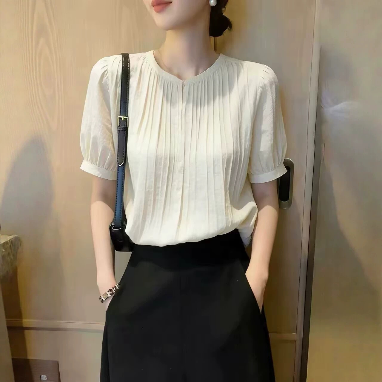 Áo sơ mi nữ tay ngắn cổ đứng kiểu Pháp, chất liệu phối xếp li nhẹ — màu trắng chi tiết 2