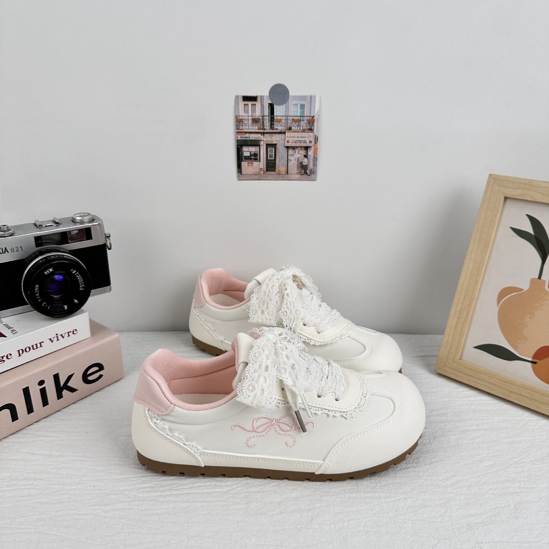 Zapatos blancos de ondas distantes de 2025 mujeres de verano ballet de encaje de zapatos de entrenamiento de estilo alemán, zapatos de skate casuales de nicho