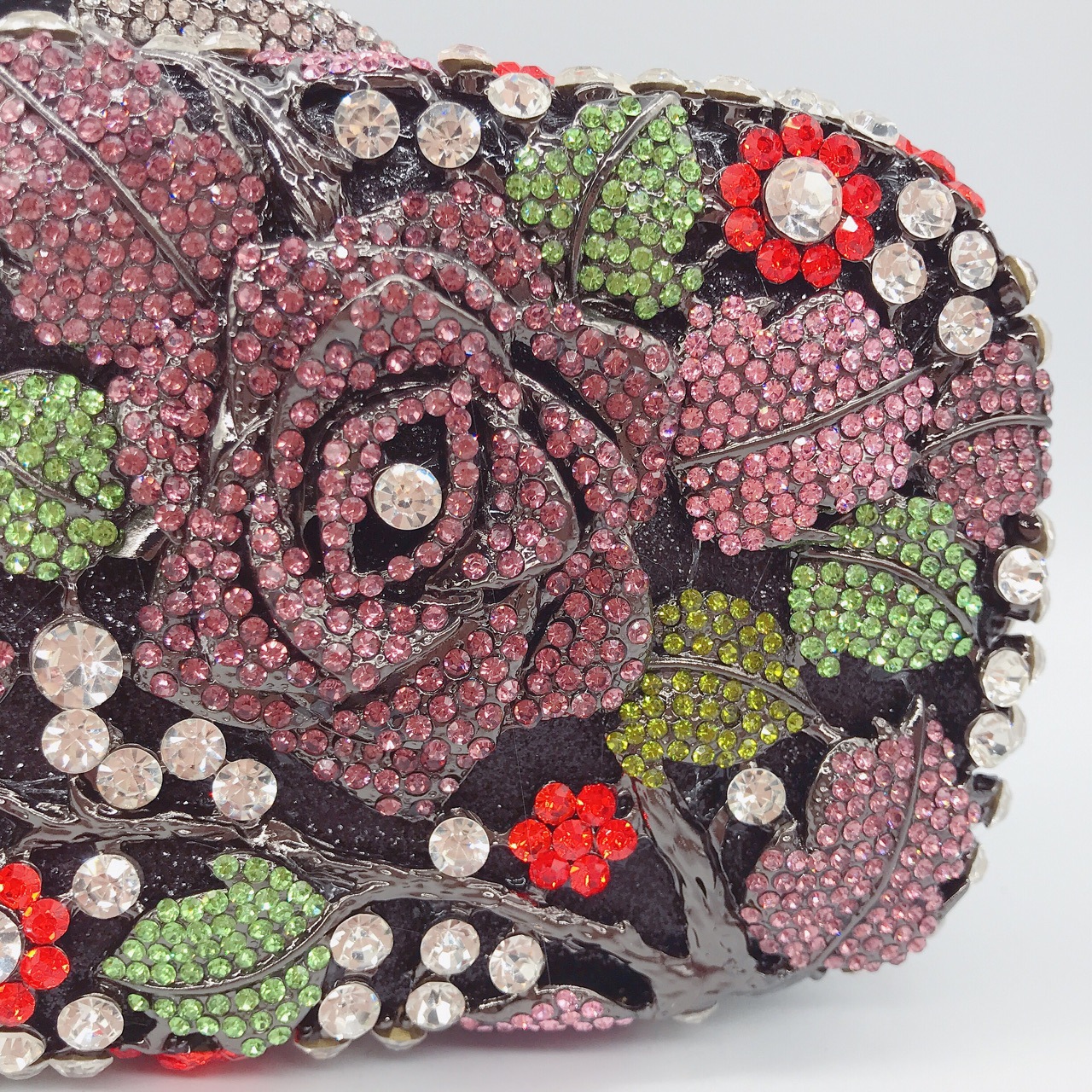 Túi clutch dạ hội nạm kim cương họa tiết hoa hồng kim loại phong cách Âu Mỹ — kim cương vàng trên nền vàng chi tiết 2