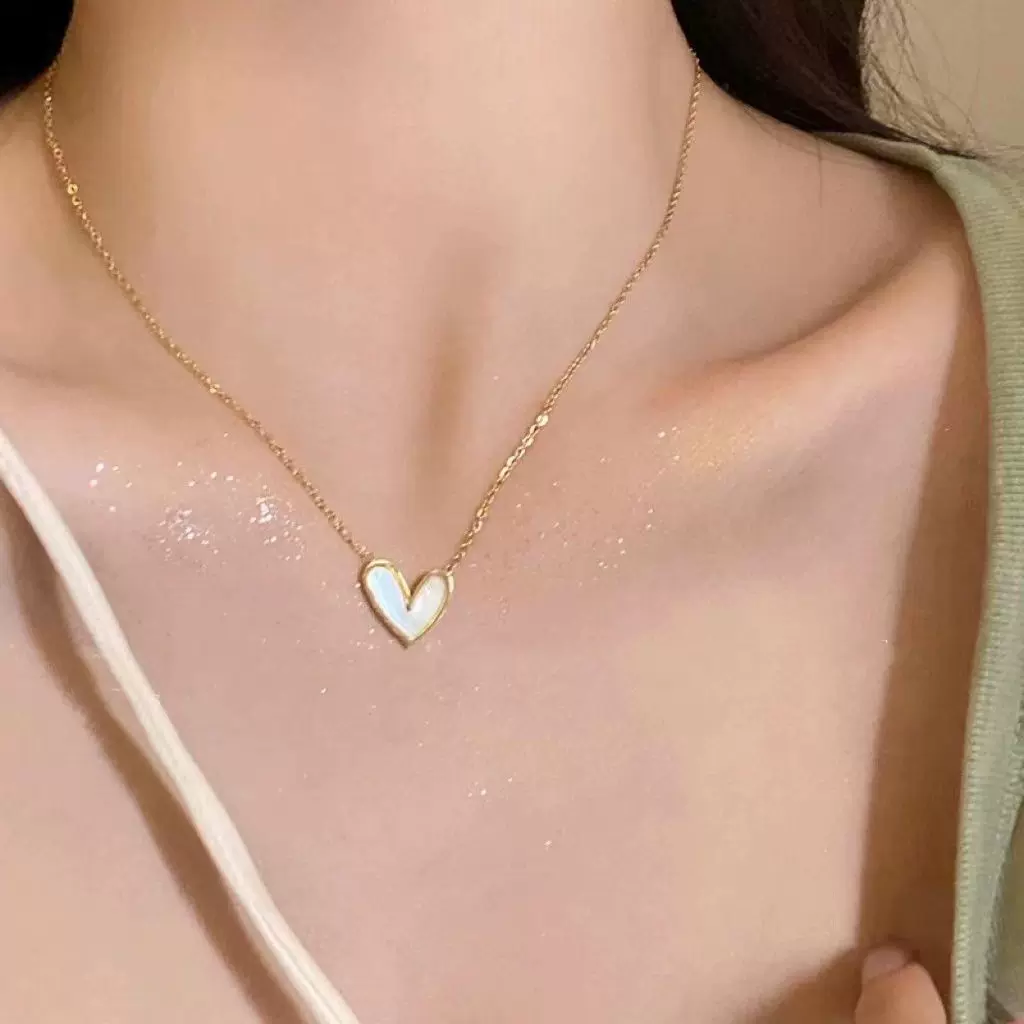 ins风金色爱心项链女小众时尚轻奢锁骨链个性设计百搭简约项链
