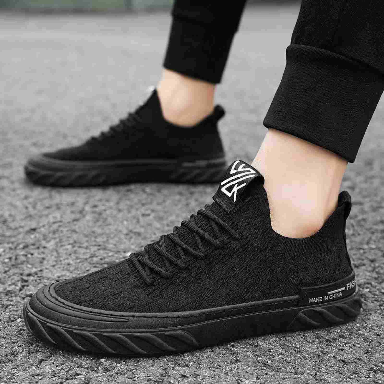 Nuevos zapatos de hombre de tela volante, zapatos de un solo pedazo de malla transpirables coreanos simples y cómodos zapatos de hombre al por mayor