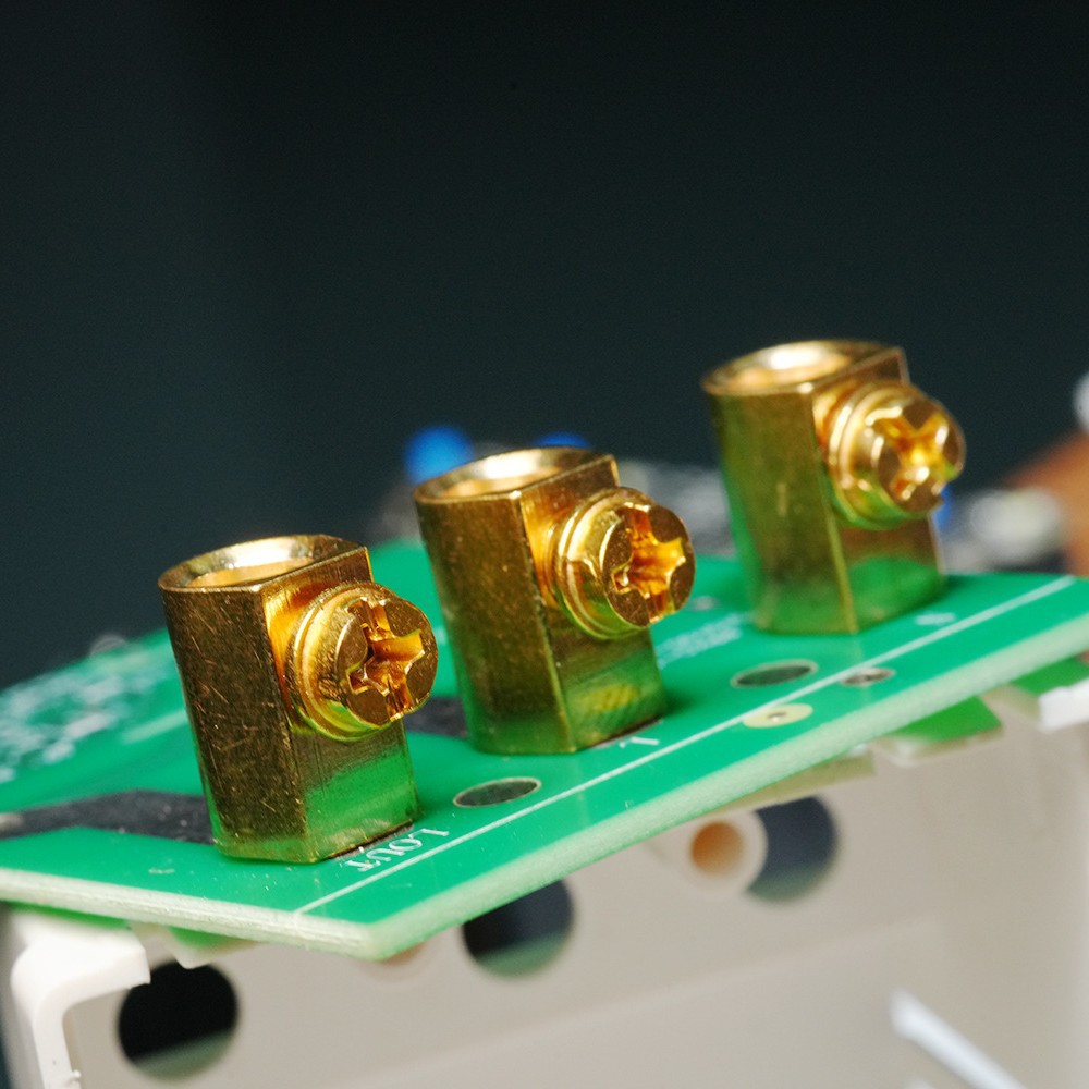 맞춤형 009 특수 모양의 스마트 홈 말굽 모양의 사각형 단일 발 구리 기둥 86 스위치 구리 기둥을 가공하는 공장