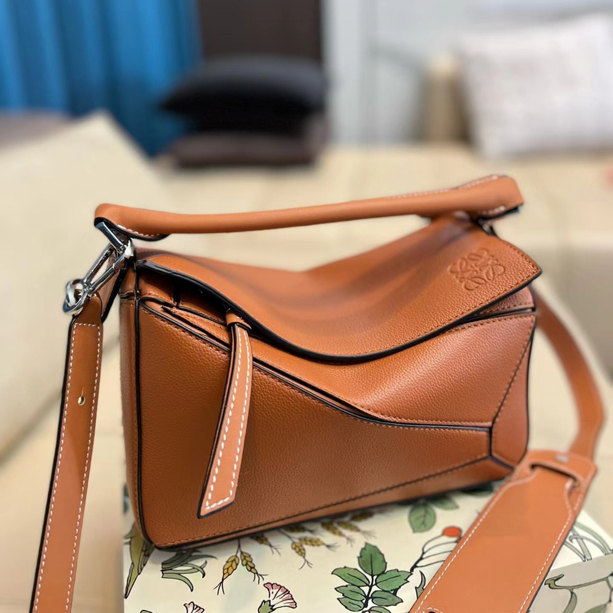 25 새로운 Luojia 가방 여성 클래식 어깨 Crossbody 가방 마름모 기하학 가방 라이트 럭셔리 패션 대용량 베개 가방