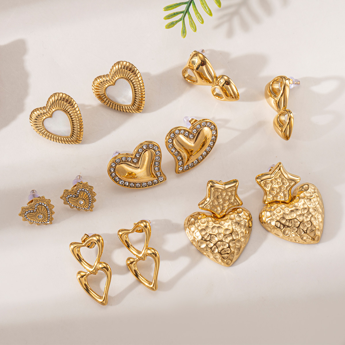 Taena Cross-border Pendientes de acero inoxidable europeos y americanos Pendientes de circón de amor de alta gama de lujo ligero Joyería de moda para mujer retro