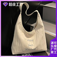 2025新款夏天流行简约大容量包包女小众设计休闲托特包通勤单肩包
