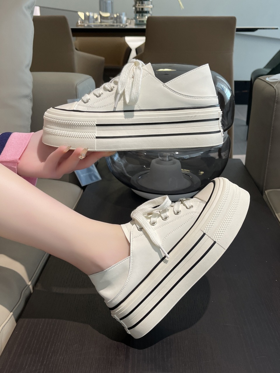 Pequeños zapatos blancos para mujeres 2025 nueva suela gruesa versátil primavera y verano perezosos un pedale de altura interior zapatos de lona casuales