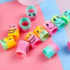 国境を越えた虹色の輪状表情スマイリーフェイス弾む輪状おもちゃ子供向け知育スプリングリングおもちゃ義烏卸売ギフト屋台