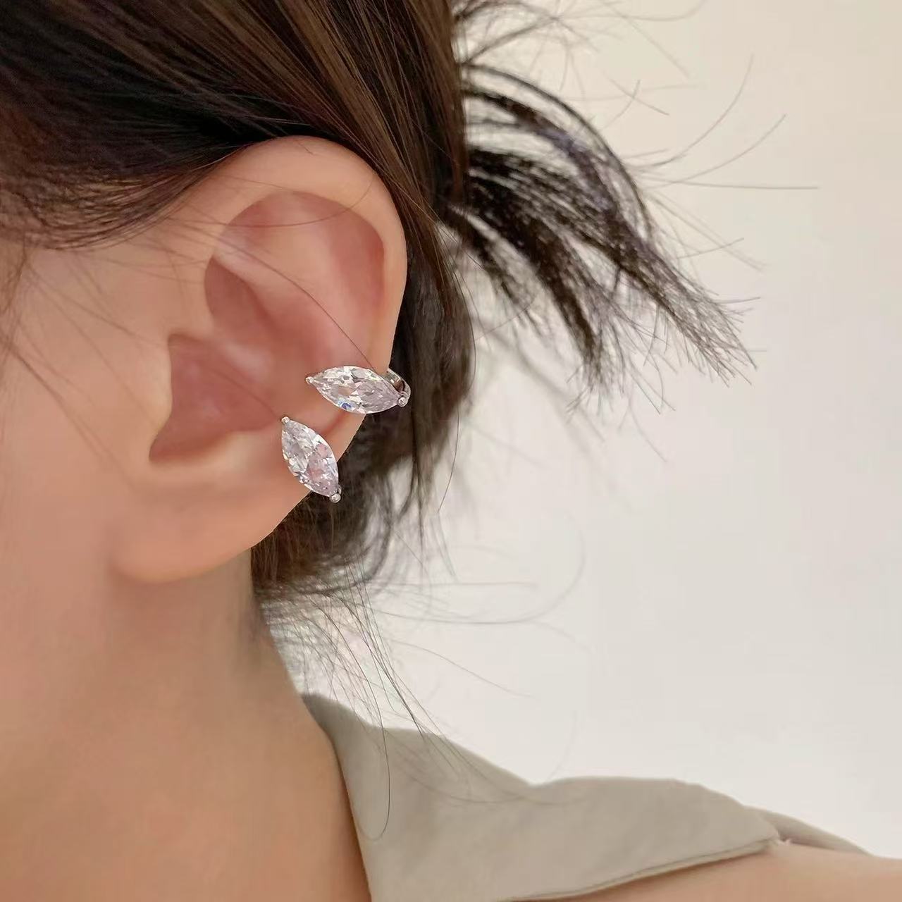 Super flash simple gotas de agua zircon orejas clip de hueso para mujeres 2026 nuevo diseño hermoso perforación de perforación de perforación de orejas sin agujeros de orejas