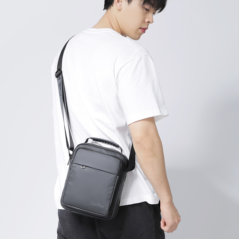 Nuevo bolso de hombro para hombre, bolso cruzado informal con múltiples compartimentos, bolso de gran capacidad, mochila versátil de marca de moda, ligero