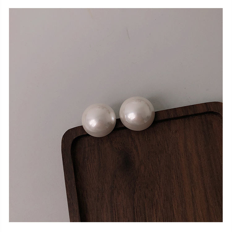 Fashion Round Pearl Women's Ear Studs 1 Pair display picture 3