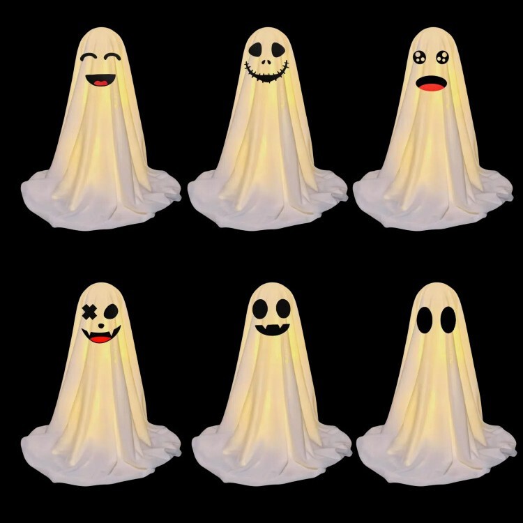 国境を越えたハロウィーンの幽霊テーブルがかわいいテーブルを並べて人形を飾るプラスチックの雰囲気テーブルが店のバーに飾られている|undefined