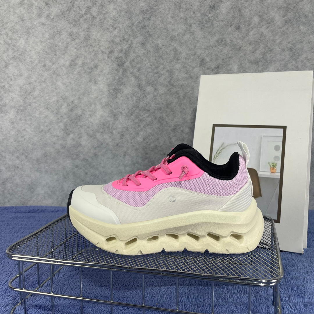 TOP Q1 is a children's casual sports shoe featuring a color-blocking design and a lightweight, breathable upper