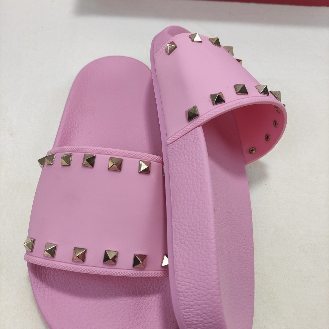 New Rivet Non-Slip Versatile Couple Outdoor Beach Unisex Personality One-Word Slippers_vogvips.com