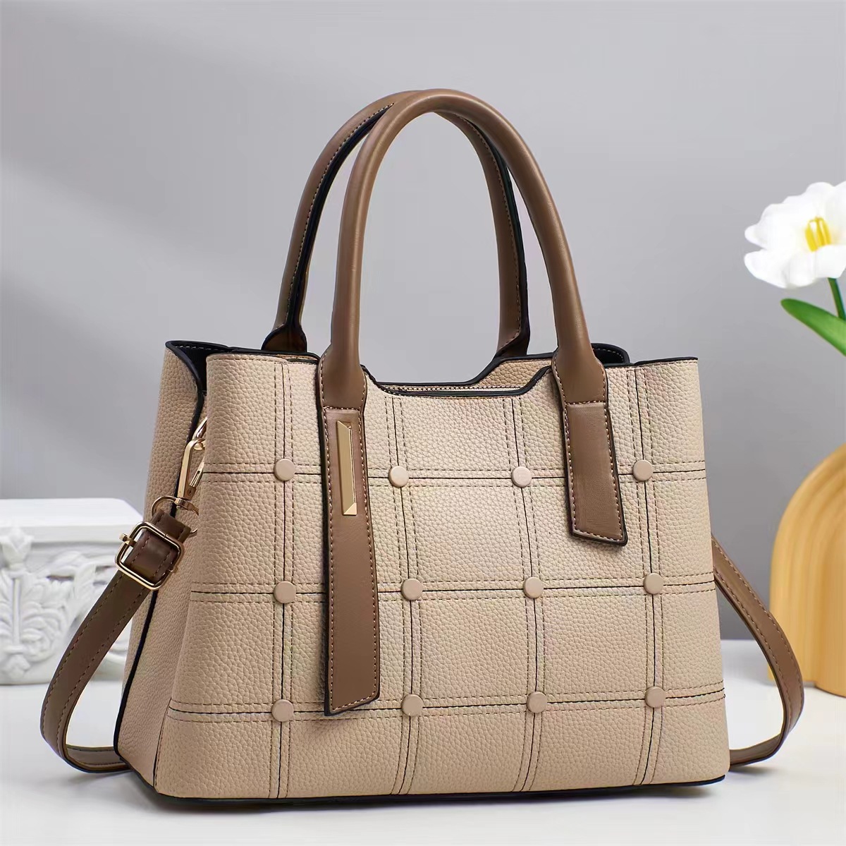Moda femenina caliente 2025 fabricante de bolsos de mensajero de un solo hombro comercio exterior estilo caliente nuevo bolso grande de todo fósforo para damas portátiles