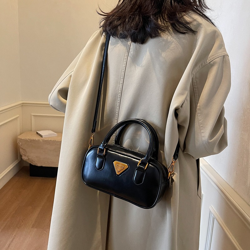 Bolsa de bolos retrógrada de mano para mujeres 2024 nuevo diseño de viaje universal bolso de hombro de nicho de alta calidad bolso pequeño