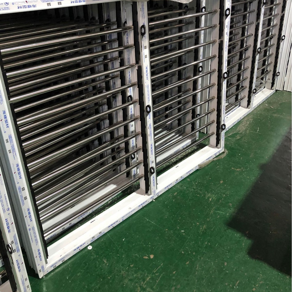 佛山工厂直供外贸出口玻璃百页门窗，可调百页透气好，纱网防盗网