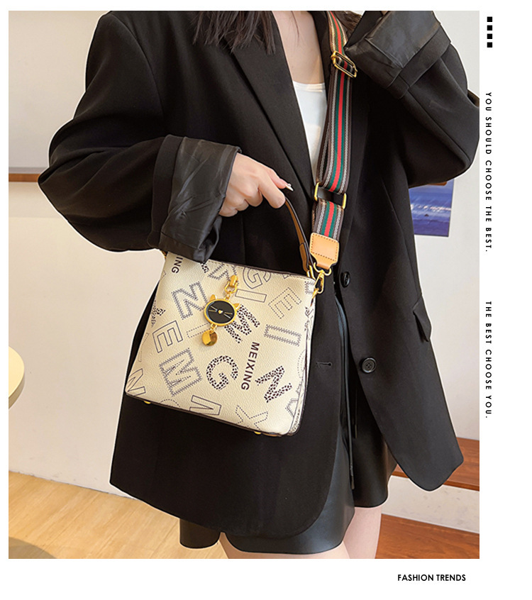 Frauen 2023 Neue Trendy Sommer High-End-Wasser Eimer Mode Alter Reduziert Umhängetasche Modische Handheld_voghion.com