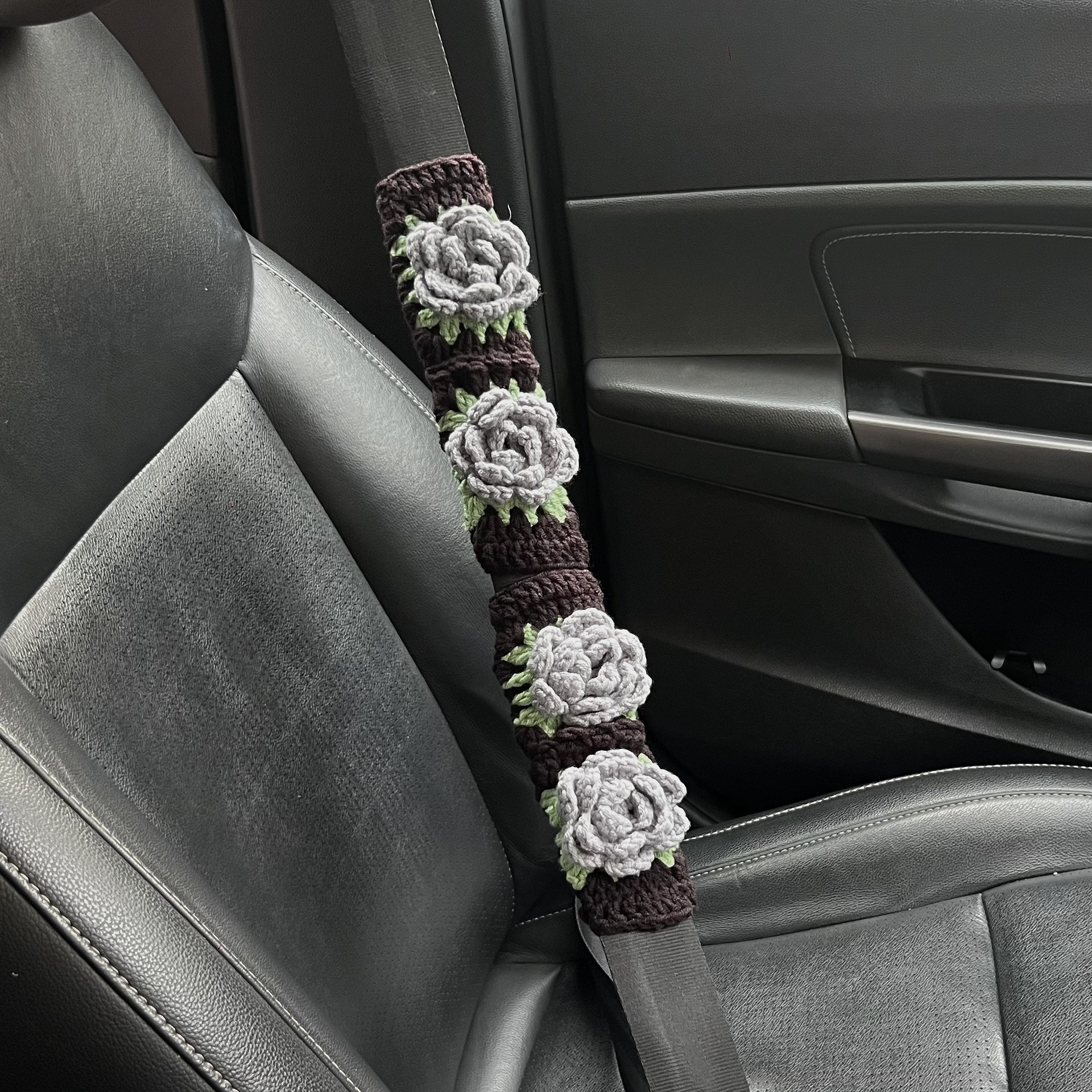 Car Seat Belt Shoulder Pads, Hand-Crocheted with Chrysanthemum and Sunflower Designs, Fashionable and Versatile Cross-Border Seat Belt Protectors