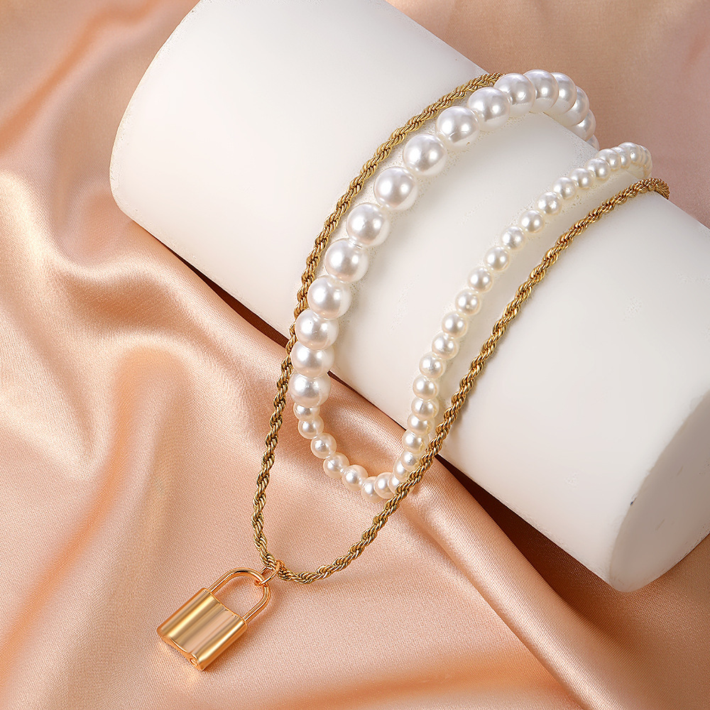 Multi layered Baroque pearl necklace, fashionable elegant, with a stacked sweater and personalized collarbone chain_voghion.com