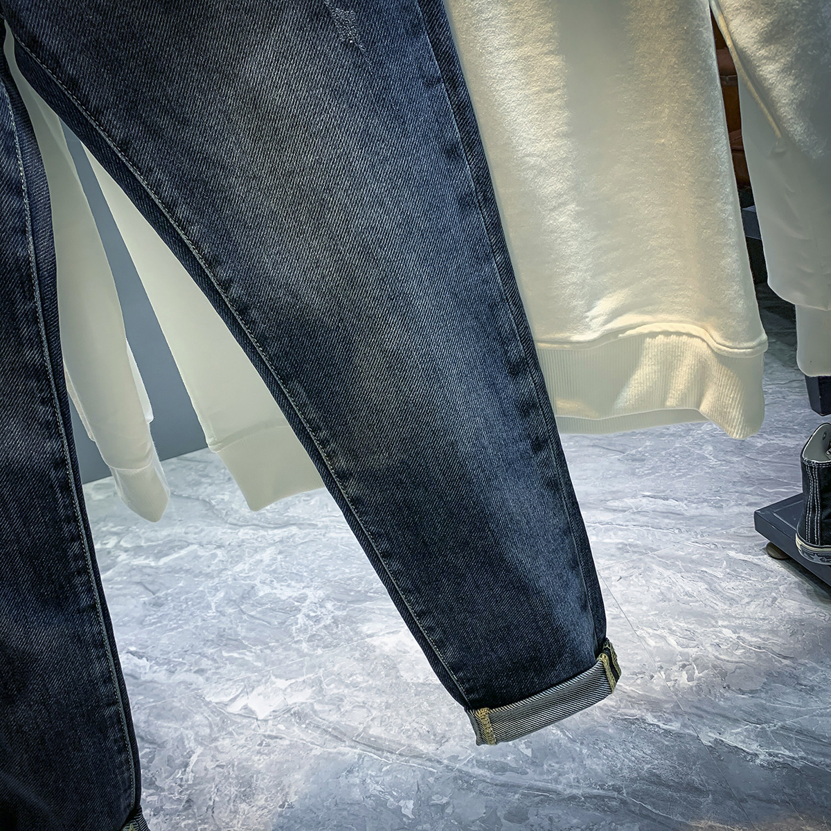 Jeans élastiques de marque de mode européenne pour les nouveaux styles de printemps et d'automne, pantalons polyvalents slim fit haut de gamme pour hommes_voghion.com