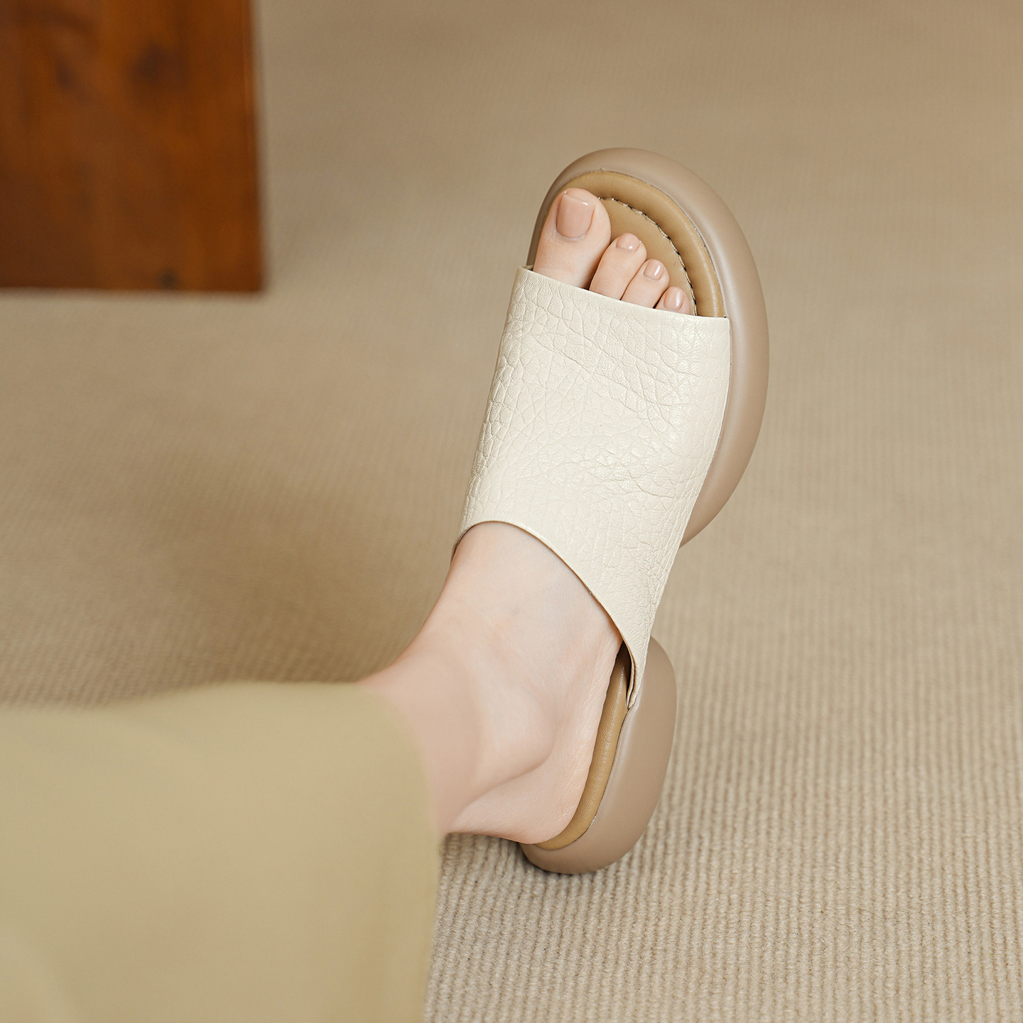 Dép sandal nữ quai chữ V đế dày da cừu khóa thắt lưng — đen chi tiết 6