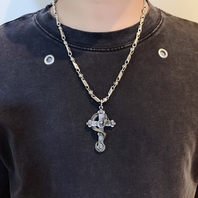New foreign trade accessories: European and American retro dark skull dragon cross alloy pendant, personalized necklace for men and women