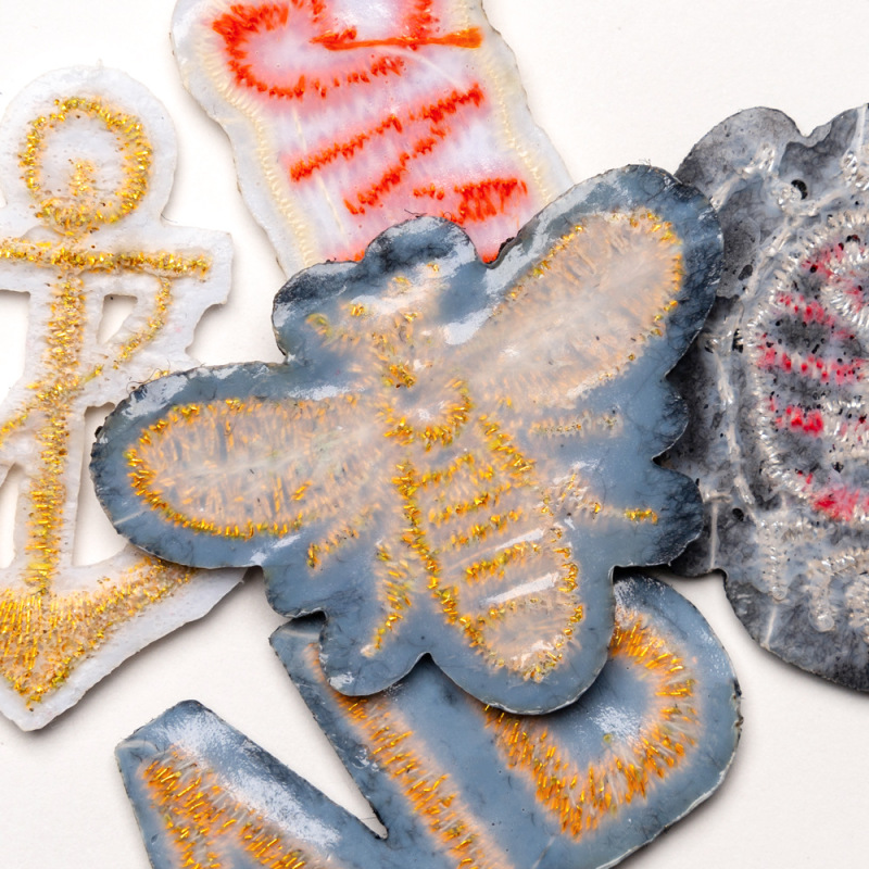 小型金銀糸クラウン蜂バッジコンピュータ刺繍スポーツ文字刺繍布ステッカー粘着パッチステッカー|undefined