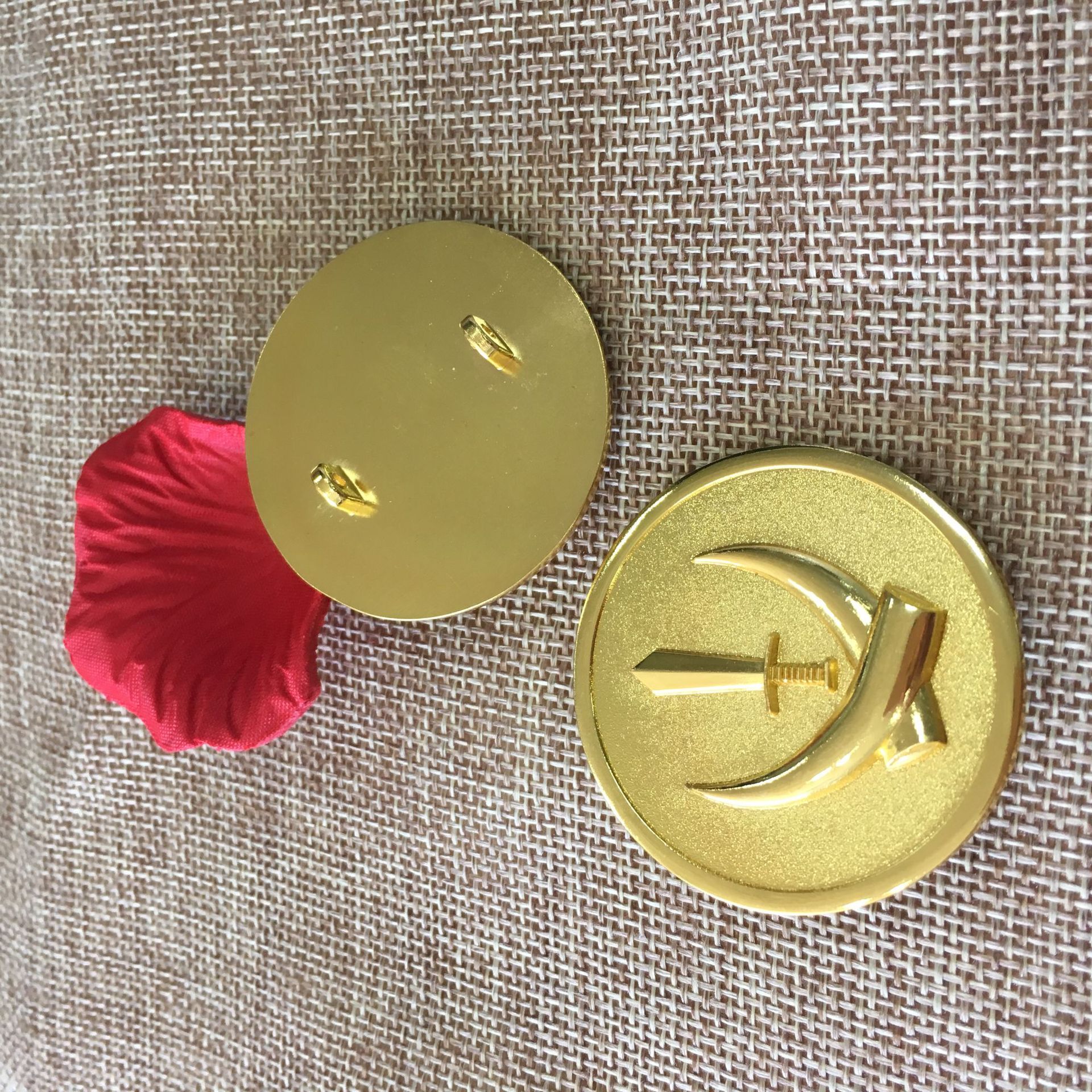 厂家箱包服装五金logo标牌 帽子合金电镀仿金打孔铭牌