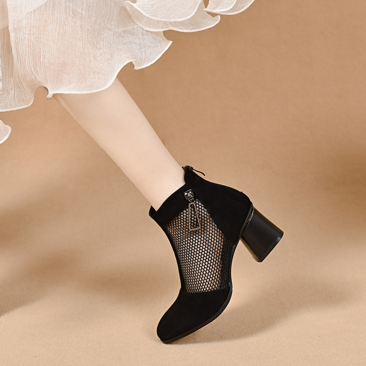Sandal cao gót nữ mũi nhọn hở mũi, chất liệu da lưới thoáng khí, gót thô khoảng 7 cm — màu đen