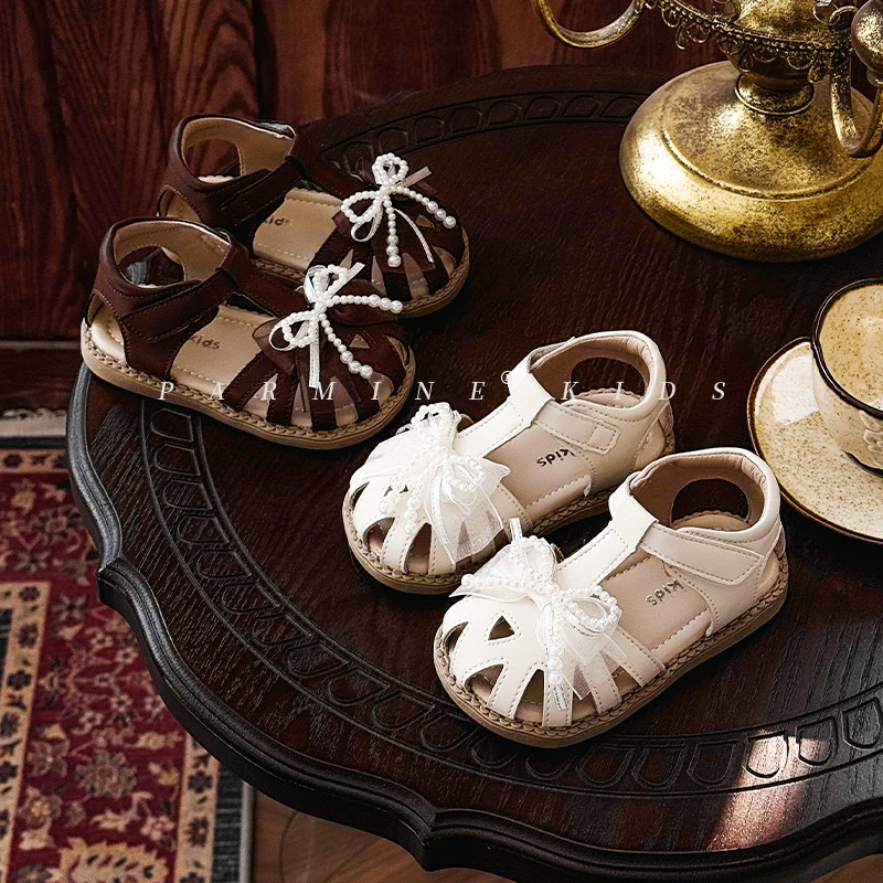 Детские пляжные туфли для девочек, простые и стильные, лето 2025, новая модель, мягкая подошва, туфли-принцессы, сандалии для маленьких девочек