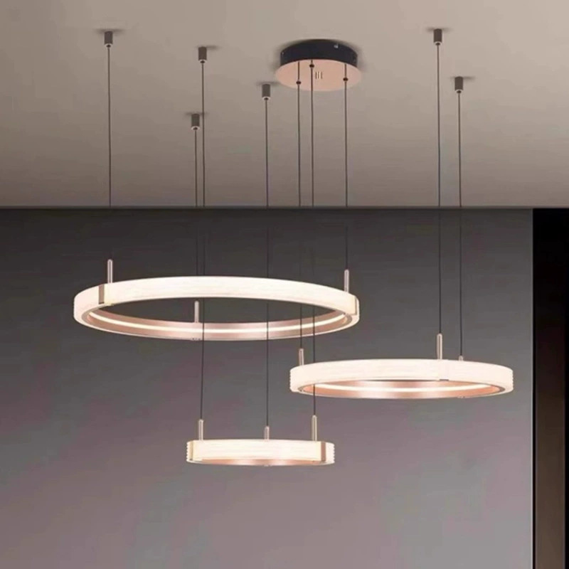 Círculo moderno de lámparas luminosas en la sala de estar, iluminación italiana, comedor, dormitorio simple, lujoso, atmósfera nórdica.