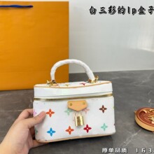 2026驴家白彩字母花卉图案交织搭配金色链条可单肩可斜挎化妆包