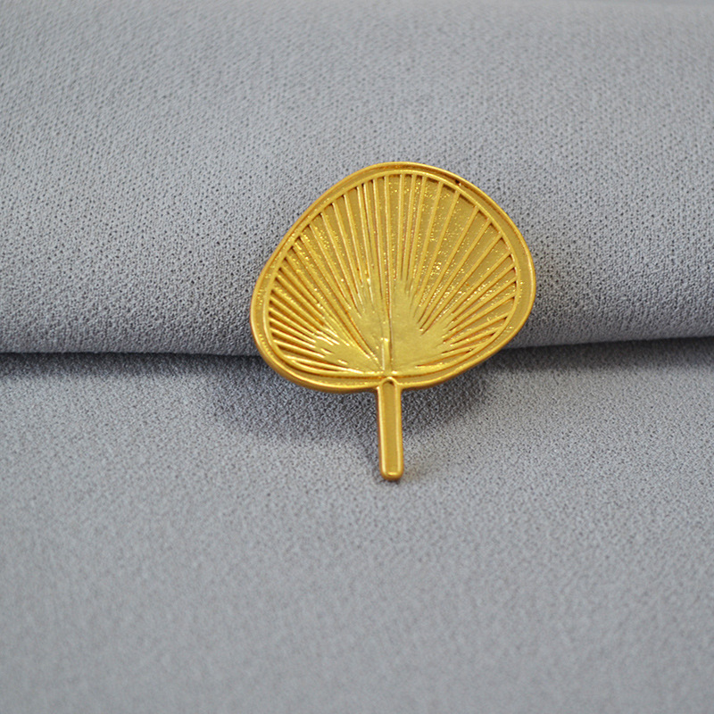 Japanese style niche design grandma's Pu Fan brass Gold-Plated Retro artistic personality temperament simple fashion brooch